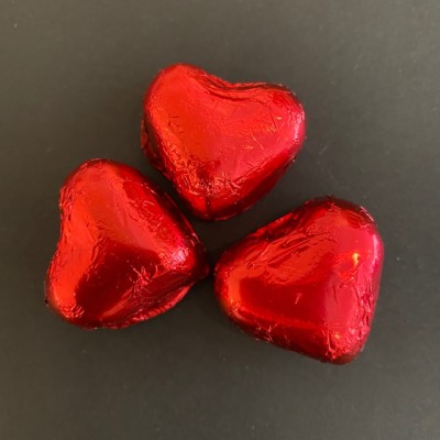 Cluizel_3 Rote Herzen aus Schokolade mit Mandeln und Haselnuss