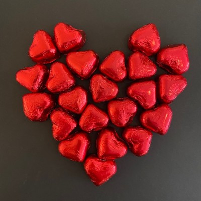 Cluizel_Rote Herzen aus Schokolade mit Mandeln und Haselnuss-Quadrat