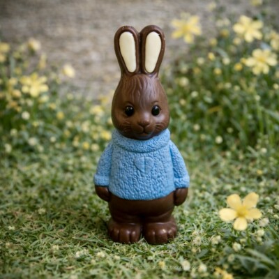 Comptoir de Mathilde_Ostern 2026_Schokoladentiere_Hase mit Pulli im grünen
