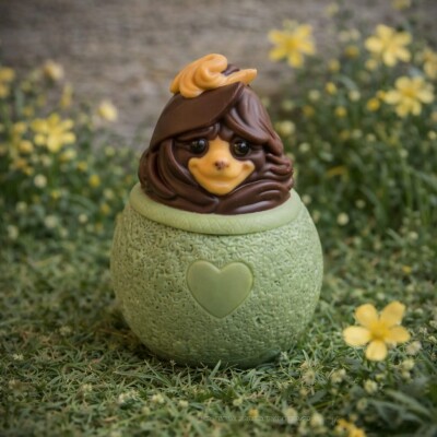 Comptoir de Mathilde_Ostern 2026_Schokoladentiere_Küken mit grünem Pulli im grünen