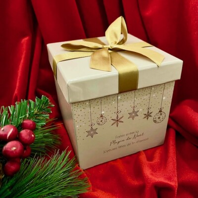 Überraschungsbox mit goldener Schleife